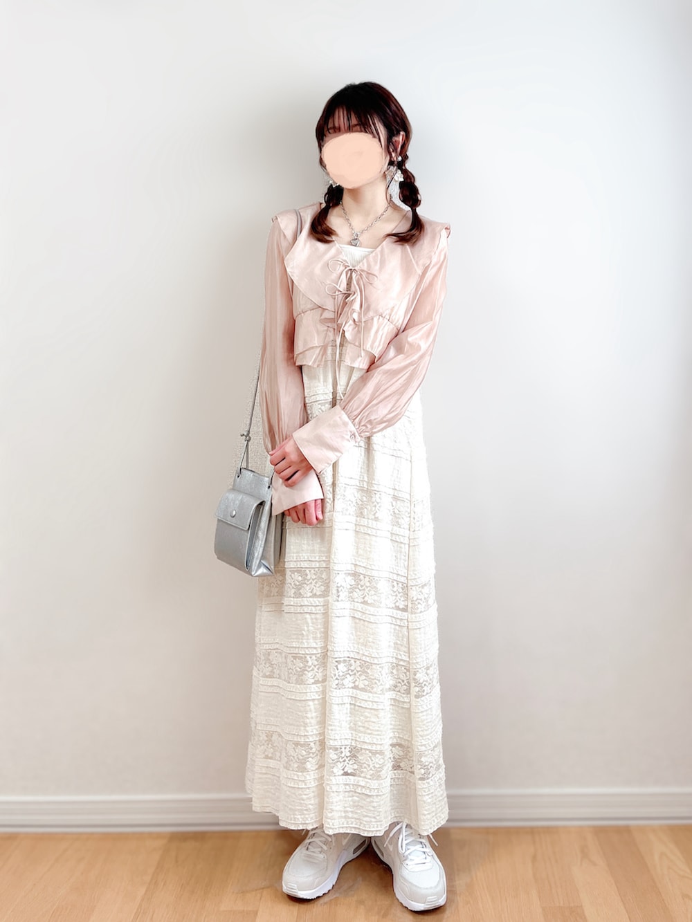 ピンク系のシャツ/ブラウス、ホワイト系のワンピース、ベージュ系のスニーカーを着用したレディースの夏コーディネートの3枚目の写真