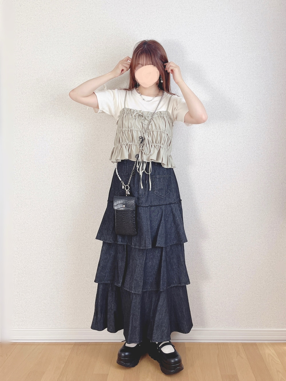 グリーン系のキャミソール、ホワイト系のTシャツ/カットソー、ブラック系のスニーカーを着用したレディースの秋コーディネートの2枚目の写真