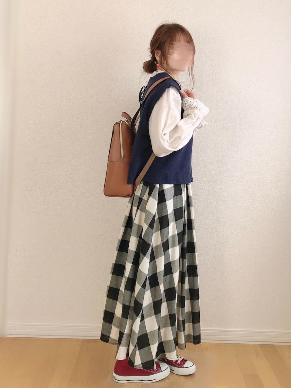 ホワイト系のシャツ/ブラウス、ブルー系のベスト、ブラック系のスカートを着用したレディースの夏コーディネートの5枚目の写真