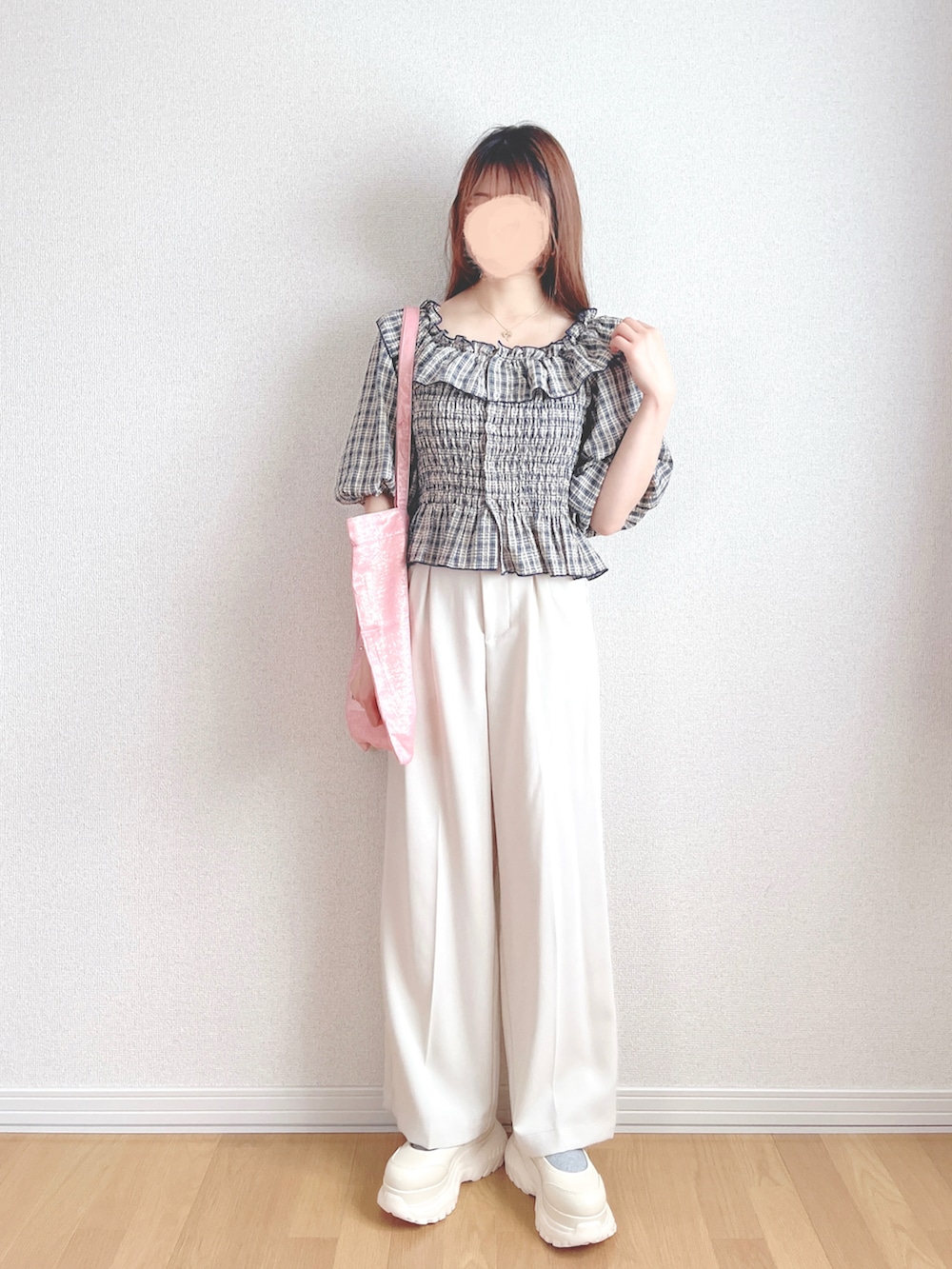 ホワイト系のスラックス、ホワイト系のスニーカー、ブルー系のシャツ/ブラウスを着用したレディースの夏コーディネートの2枚目の写真