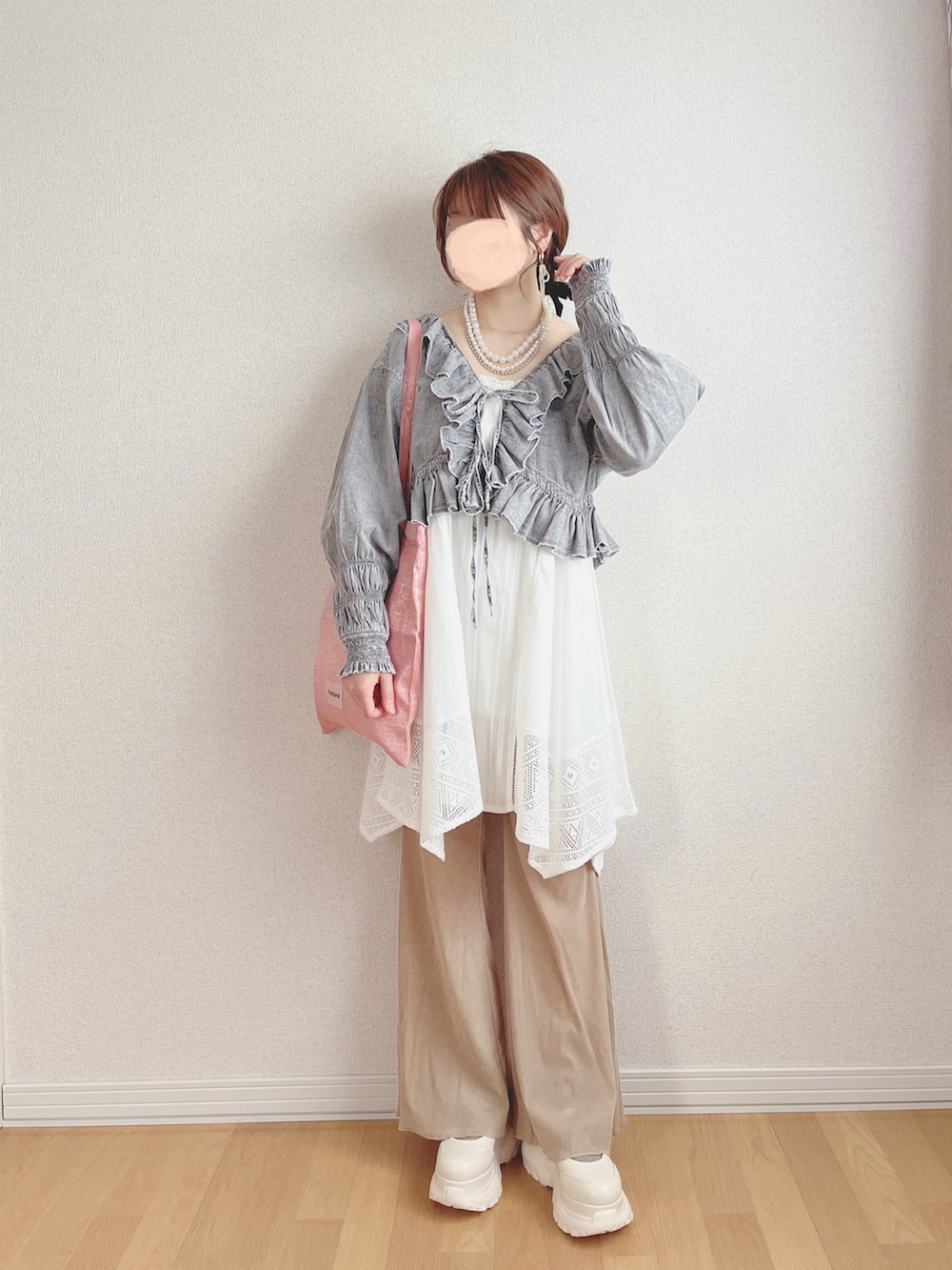 グレー系のシャツ/ブラウス、ホワイト系のワンピース、ベージュ系のその他パンツを着用したレディースの春コーディネートの3枚目の写真
