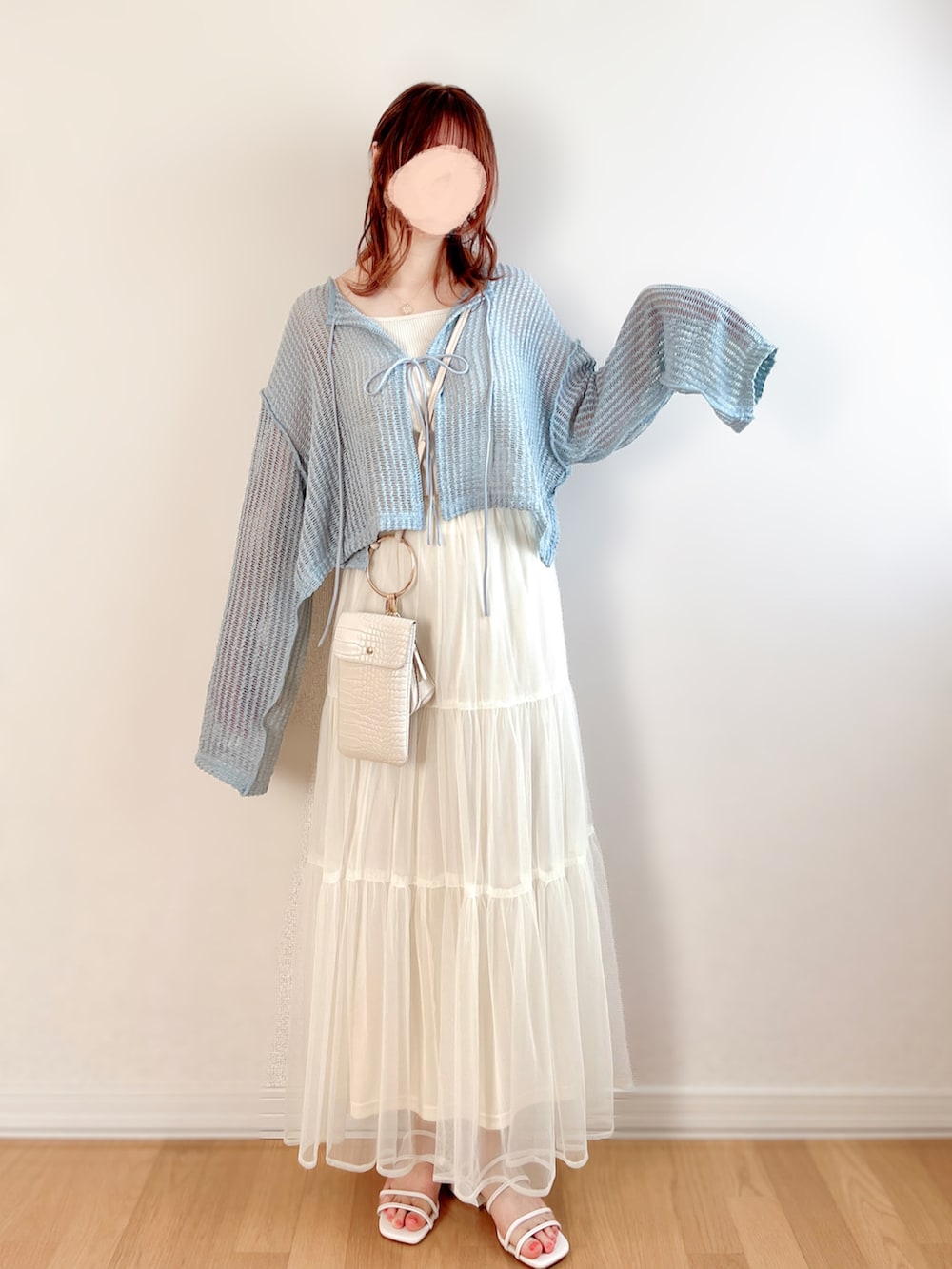 ブルー系のカーディガン/ボレロ、ホワイト系のスカート、ベージュ系のサンダルを着用したレディースの夏コーディネートの4枚目の写真