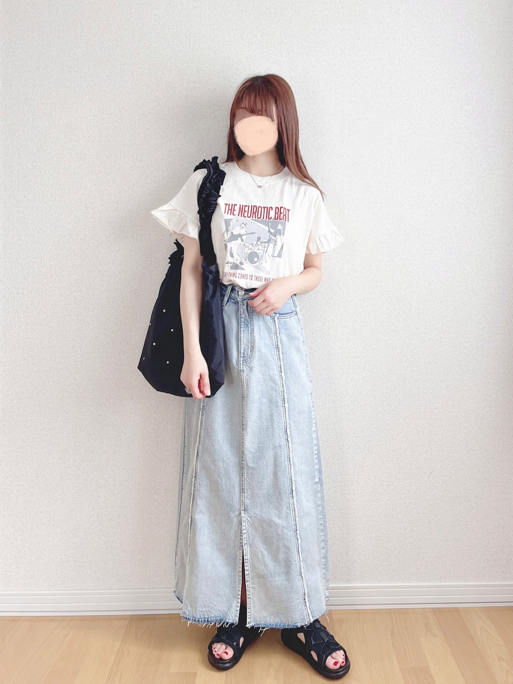 ホワイト系のTシャツ/カットソー、ブルー系のスカート、ブラック系のサンダルを着用したレディースの秋コーディネートの4枚目の写真