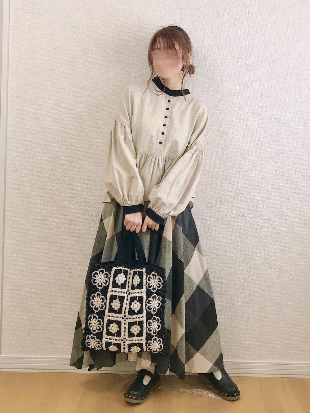 ブラック系のドレスシューズを着用したレディースの春コーディネートの2枚目の写真