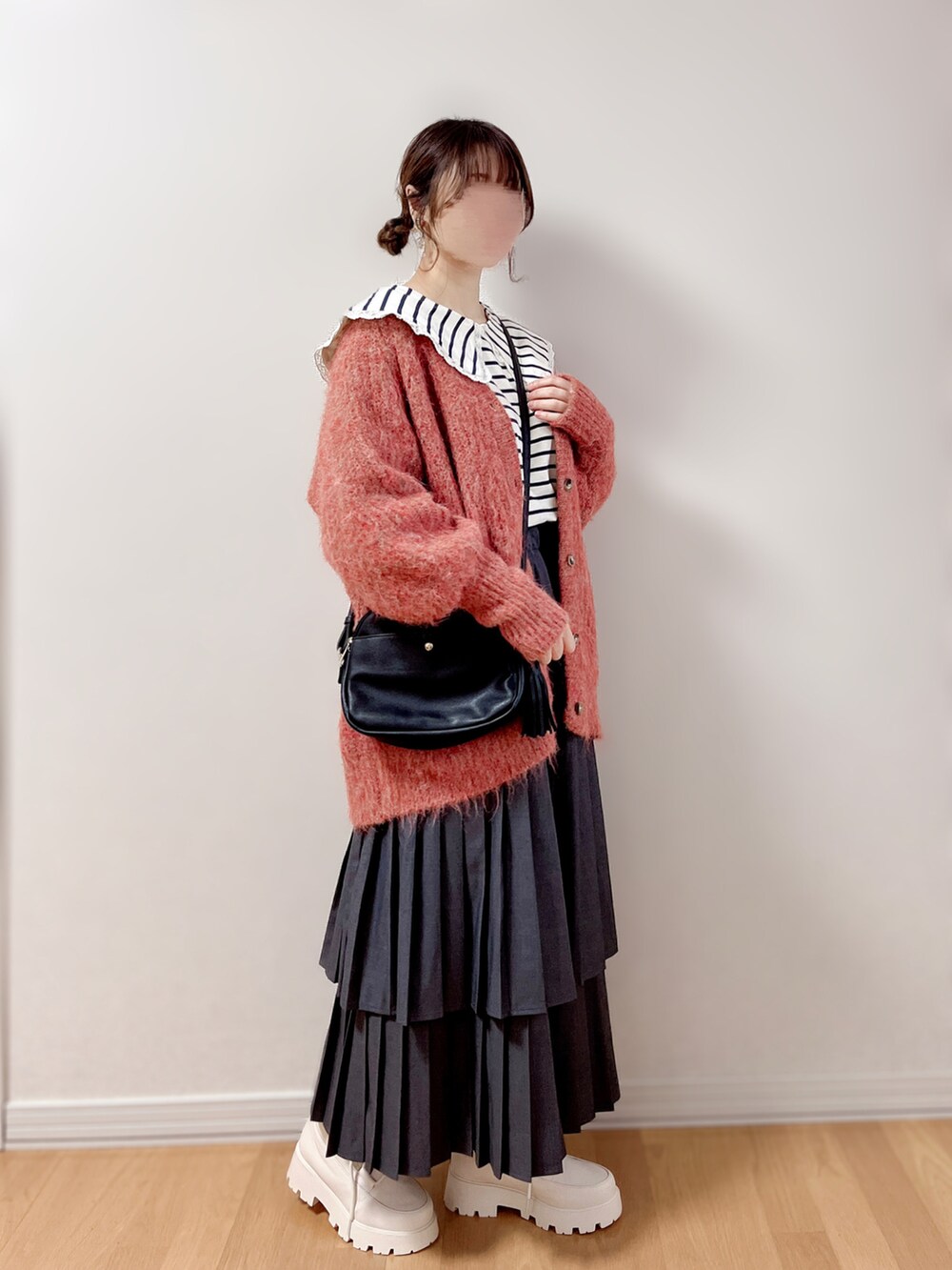 ブラック系のショルダーバッグ、ホワイト系のブローチ/コサージュを着用したレディースの冬コーディネートの4枚目の写真