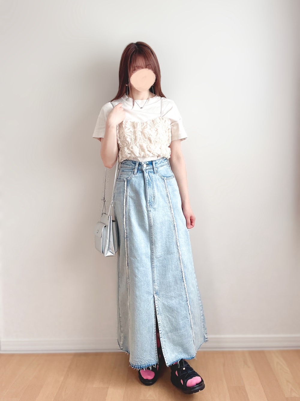 ホワイト系のベスト、ブルー系のスカート、ブラック系のサンダルを着用したレディースの夏コーディネートの2枚目の写真