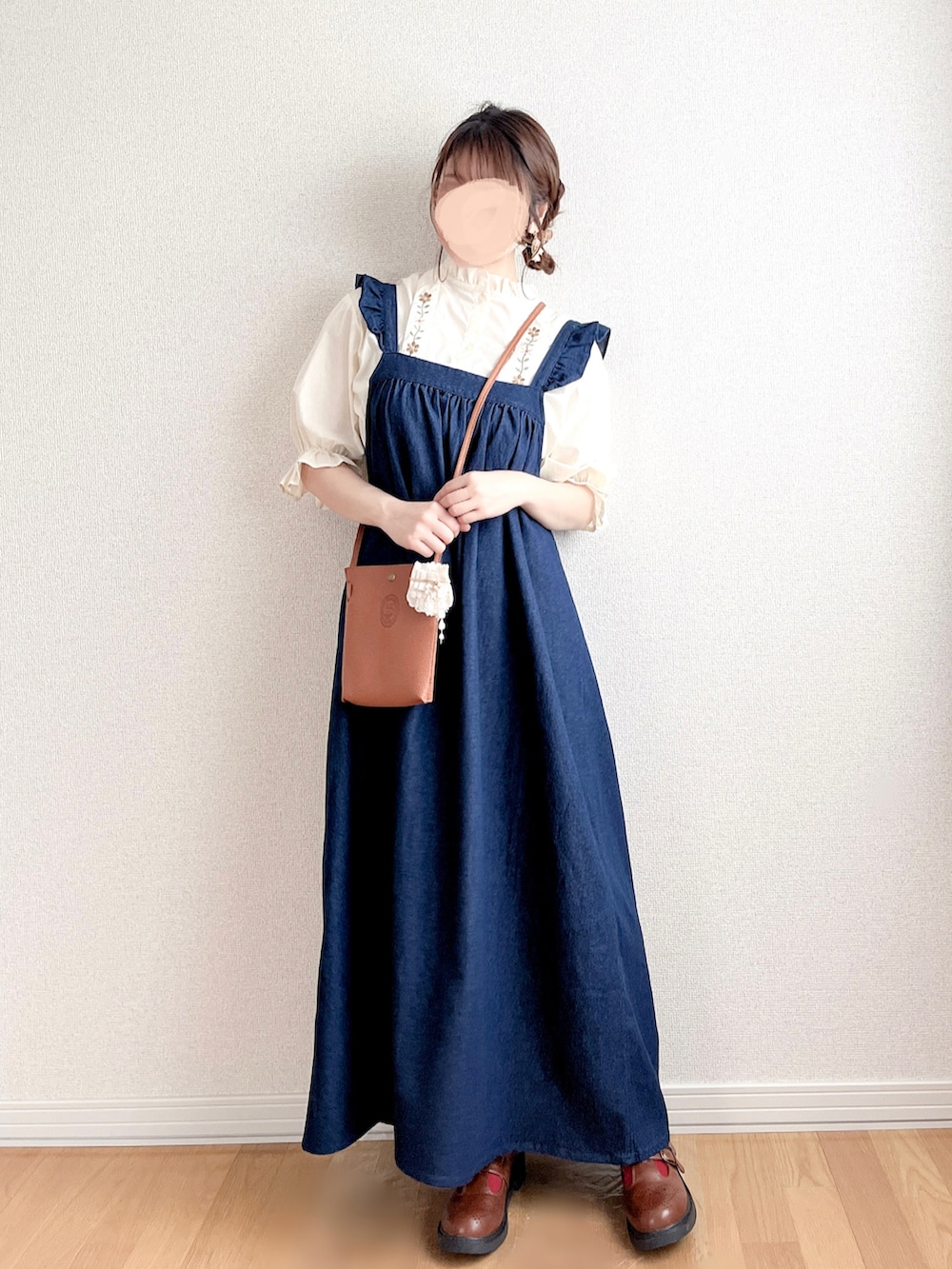 ブラウン系のバッグ、ベージュ系のヘアアクセサリー、レッド系のソックス/靴下を着用したレディースの夏コーディネートの4枚目の写真