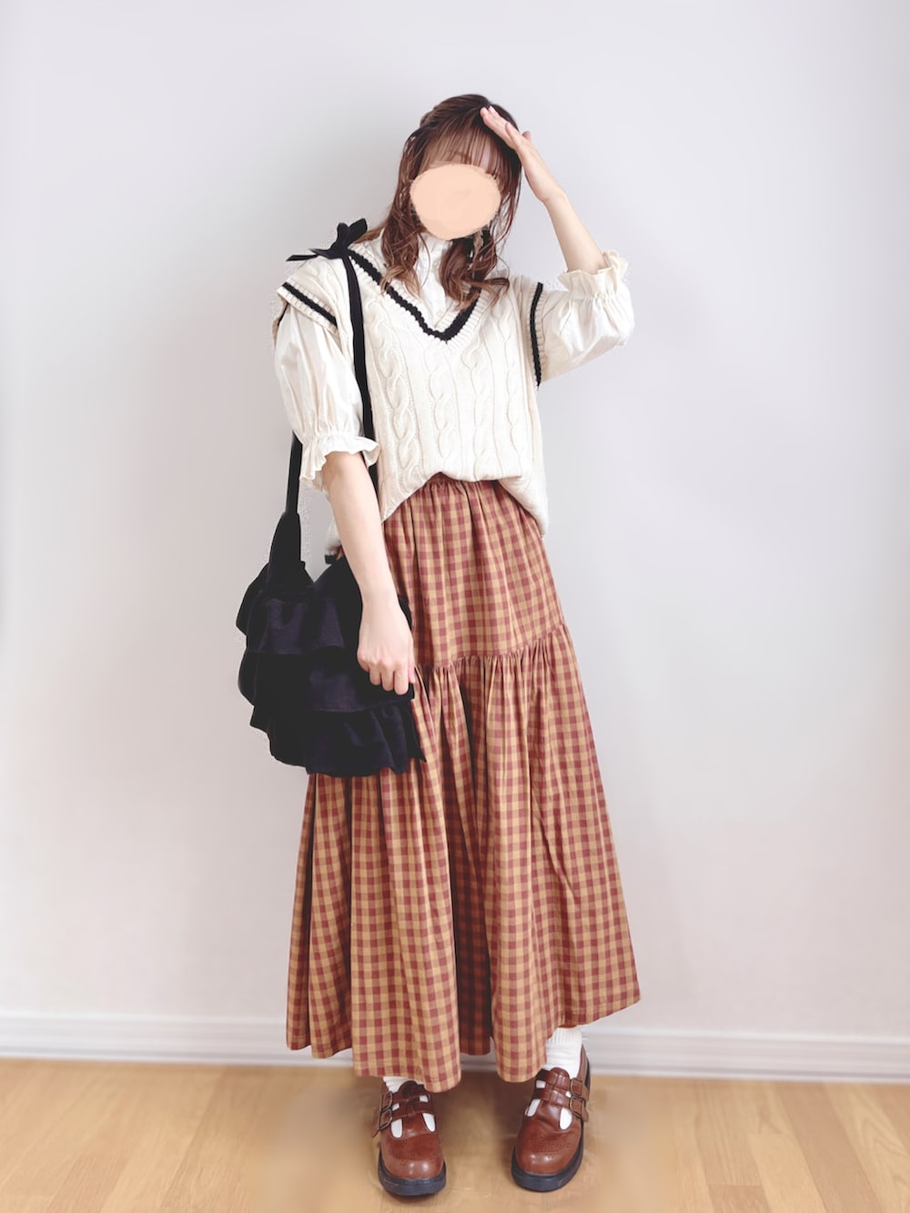 ホワイト系のシャツ/ブラウス、ホワイト系のベスト、ブラック系のトートバッグを着用したレディースの秋コーディネートの2枚目の写真