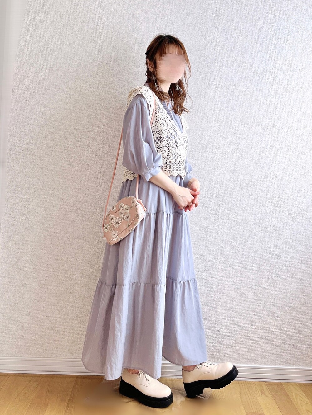 ブルー系のワンピース/ドレス、その他のベスト、ホワイト系のドレスシューズを着用したレディースの夏コーディネートの2枚目の写真