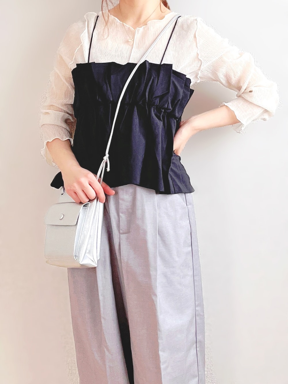 ブラック系のキャミソール、グレー系のスラックス、シルバー系のショルダーバッグを着用したレディースの夏コーディネートの4枚目の写真