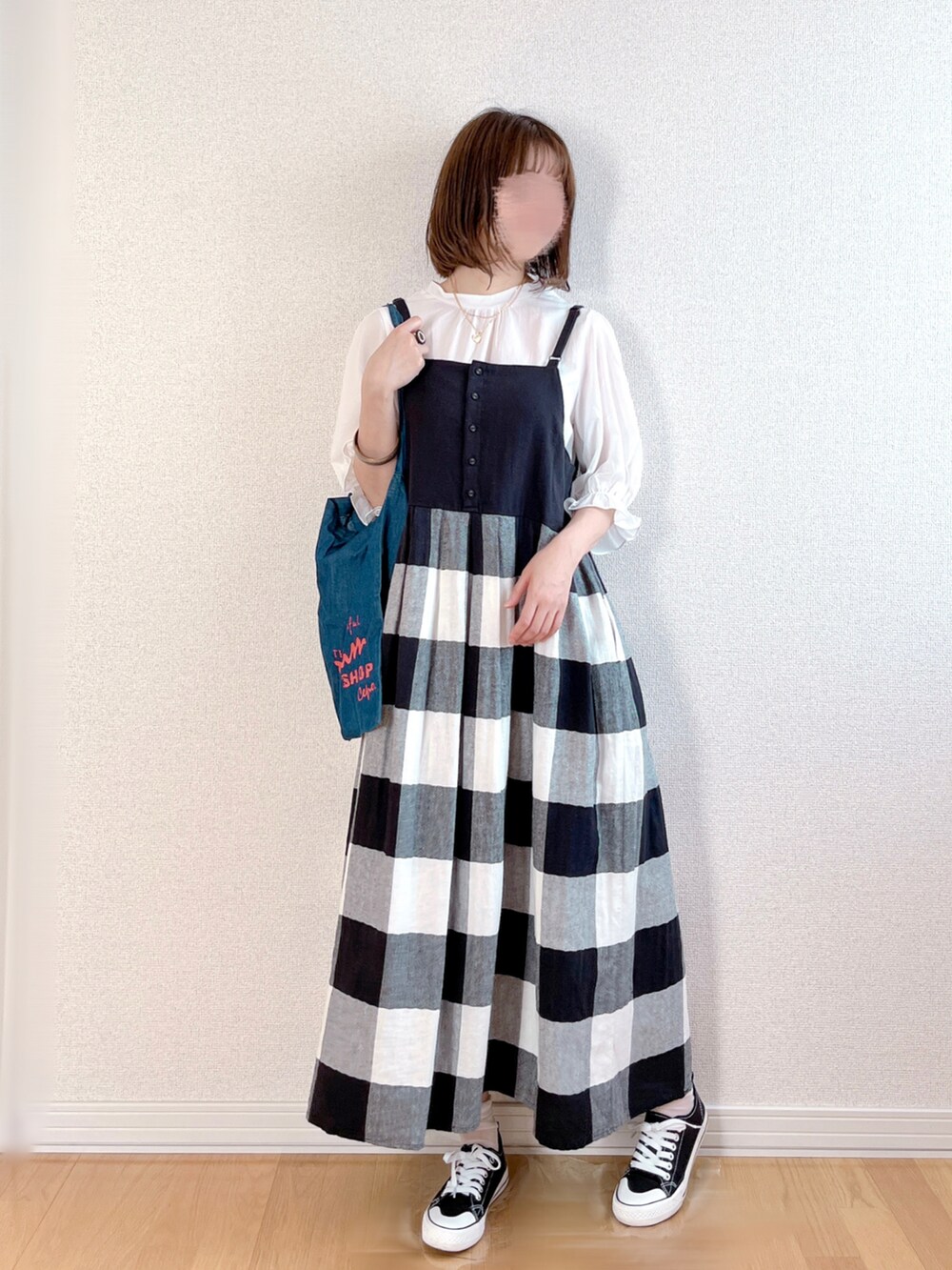 グリーン系のシャツ/ブラウス、ブルー系のトートバッグ、ブラック系のスニーカーを着用したレディースの夏コーディネートの2枚目の写真