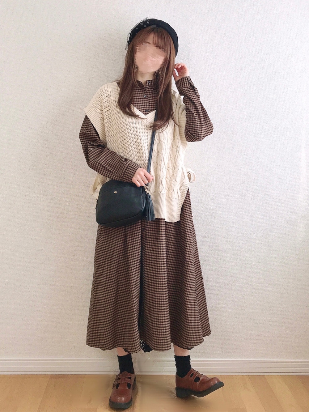 ブラウン系のワンピース/ドレス、ベージュ系のベスト、イエロー系のドレスシューズを着用したレディースの春コーディネートの2枚目の写真