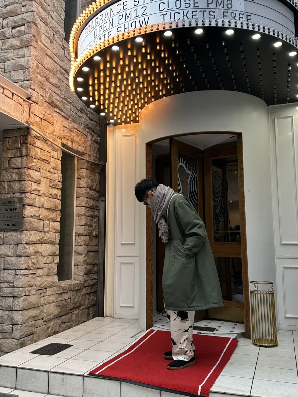 グリーン系のミリタリージャケット、ベージュ系のその他パンツ、ブラック系のスニーカーを着用したメンズの冬コーディネートの4枚目の写真