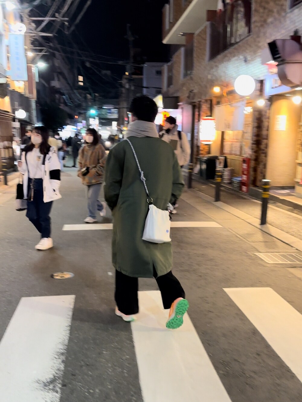 「スニーカーコーデ、スラックス、低身長コーデ、冬、ミリタリー、服とコスメでなりたい自分に、マフラーぐるぐる、カーキ、ゆるコーデ、秋冬コーデ、休日スタイル、お洒落さんとつながりたい、ロングコート」｜「その他セレクトのアイテム（ミリタリージャケット、グリーン系）」を使った、tashikunさん（メンズ・163cm）の冬コーディネートの4枚目の写真