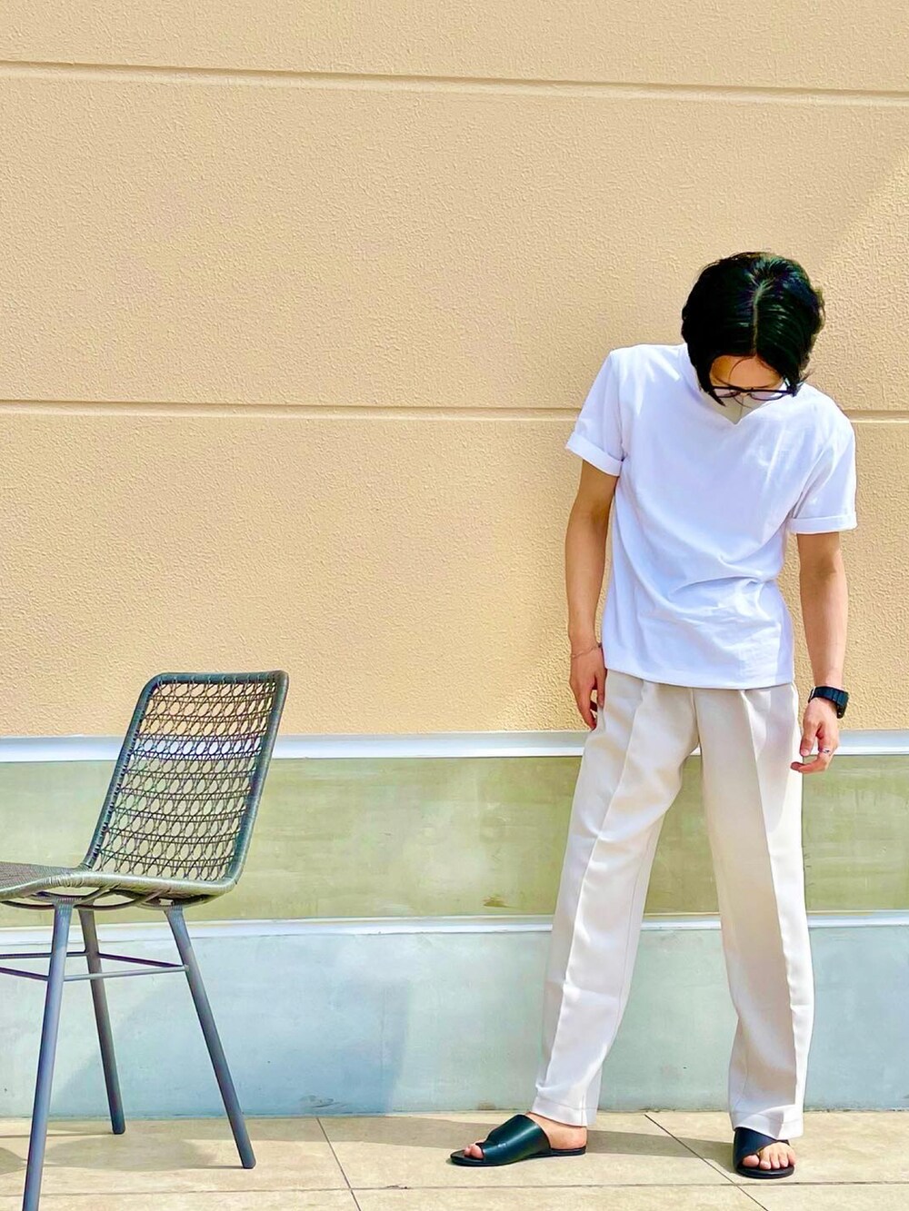 ホワイト系のTシャツ/カットソー、ホワイト系のその他パンツを着用したメンズの夏コーディネートの2枚目の写真