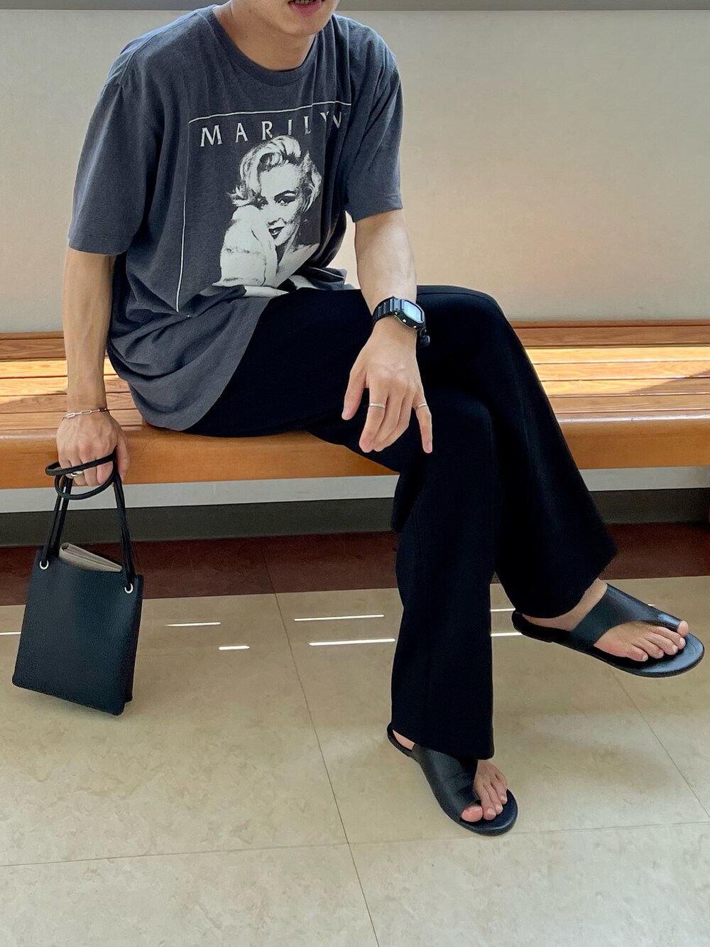 ブラック系のショルダーバッグ、ブラック系のその他パンツを着用したメンズの夏コーディネートの4枚目の写真