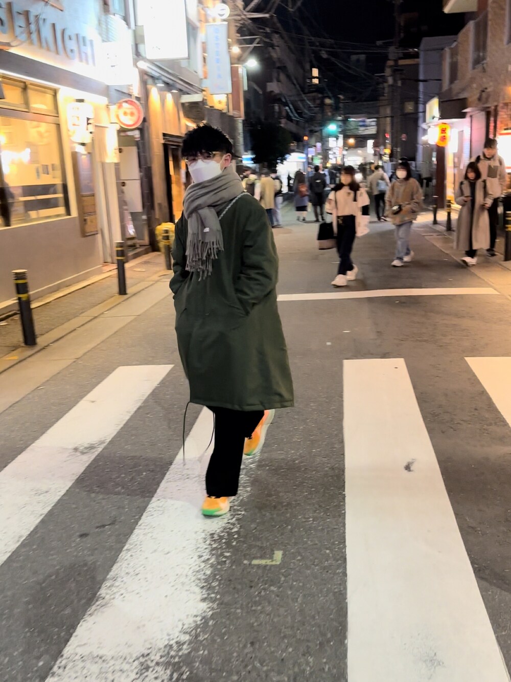 「スニーカーコーデ、スラックス、低身長コーデ、冬、ミリタリー、服とコスメでなりたい自分に、マフラーぐるぐる、カーキ、ゆるコーデ、秋冬コーデ、休日スタイル、お洒落さんとつながりたい、ロングコート」｜「その他セレクトのアイテム（ミリタリージャケット、グリーン系）」を使った、tashikunさん（メンズ・163cm）の冬コーディネートの2枚目の写真