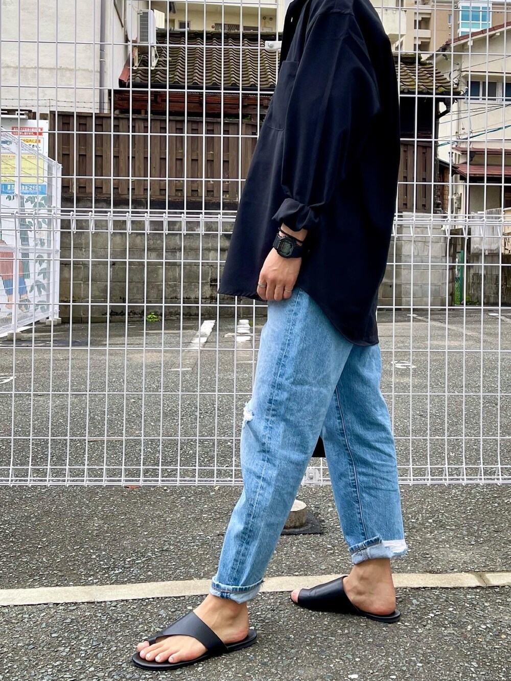 「ラフ、メンズコーデ、デニムコーデ、低身長コーデ、シンプル、リラックススタイル、サンダル、デニムっていいよね、シャツスタイル、モノトーン、ブラック、プチプラコーデ、プチプラ、おしゃれさんと繋がりたい、ユニクロ」｜「GUのアイテム（シャツ/ブラウス、ブラック系）」を使った、tashikunさん（メンズ・163cm）の夏コーディネートの2枚目の写真