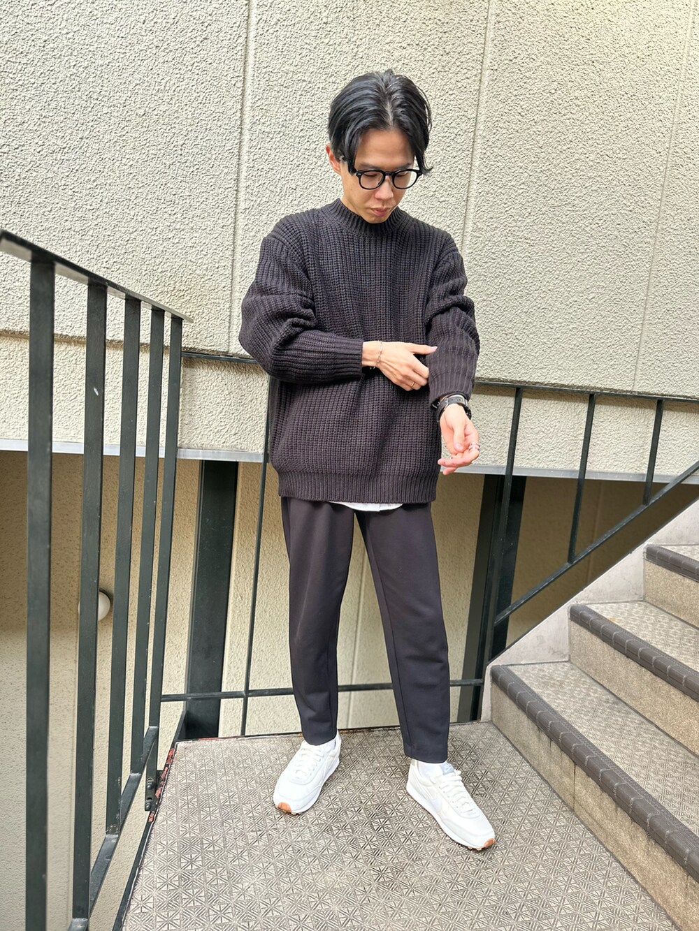 「冬のコーデ、メンズコーデ、低身長、低身長コーデ、シンプル、ブラックコーデ、モノトーンコーデ、きれいめ、黒」｜「UNIQLOのアイテム（その他パンツ、ブラック系）」を使った、tashikunさん（メンズ・163cm）の冬コーディネートの2枚目の写真