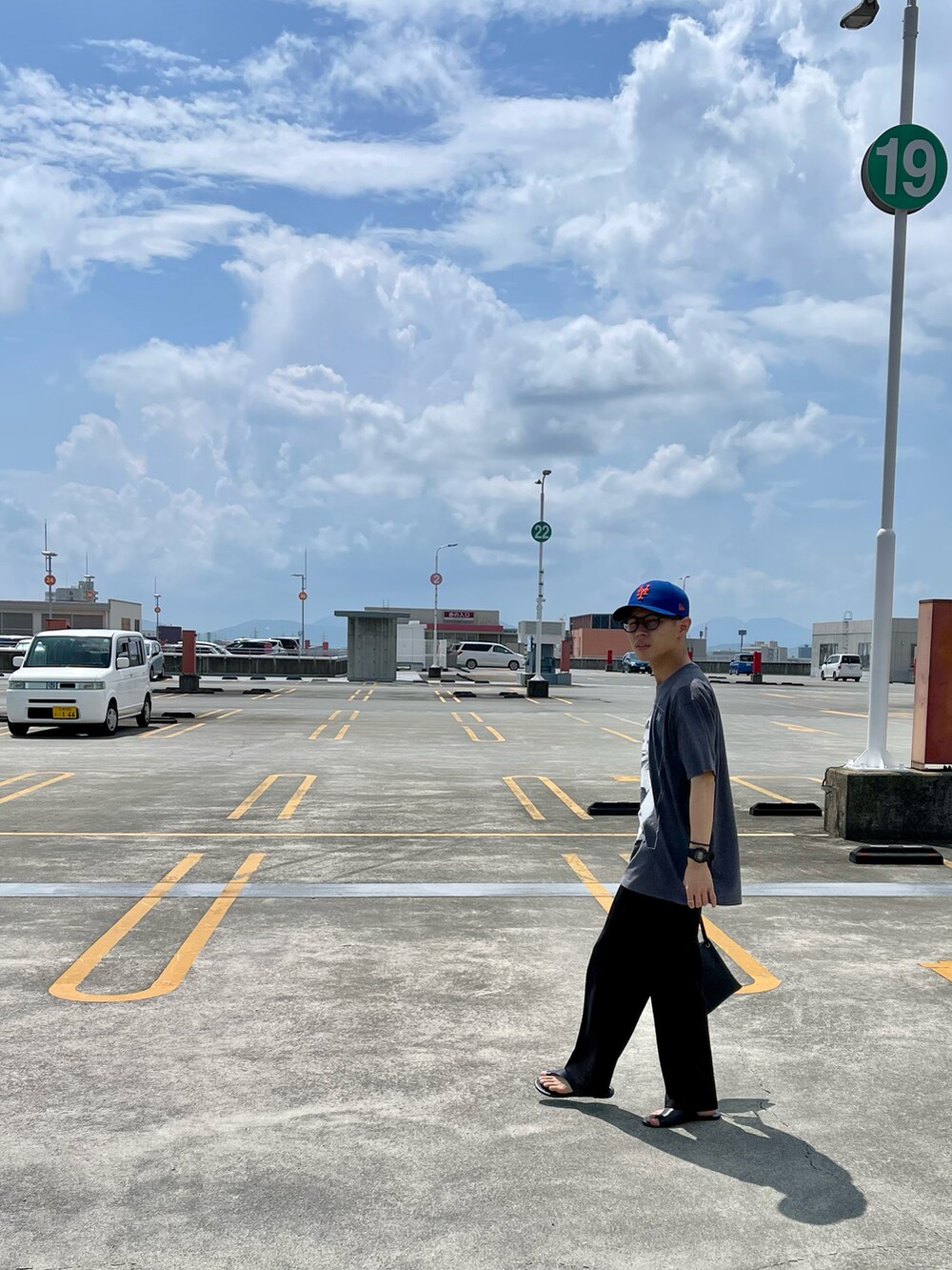 ブラック系のショルダーバッグ、ブラック系のその他パンツを着用したメンズの夏コーディネートの3枚目の写真