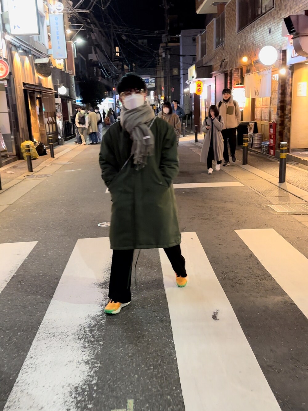 「スニーカーコーデ、スラックス、低身長コーデ、冬、ミリタリー、服とコスメでなりたい自分に、マフラーぐるぐる、カーキ、ゆるコーデ、秋冬コーデ、休日スタイル、お洒落さんとつながりたい、ロングコート」｜「その他セレクトのアイテム（ミリタリージャケット、グリーン系）」を使った、tashikunさん（メンズ・163cm）の冬コーディネートの3枚目の写真