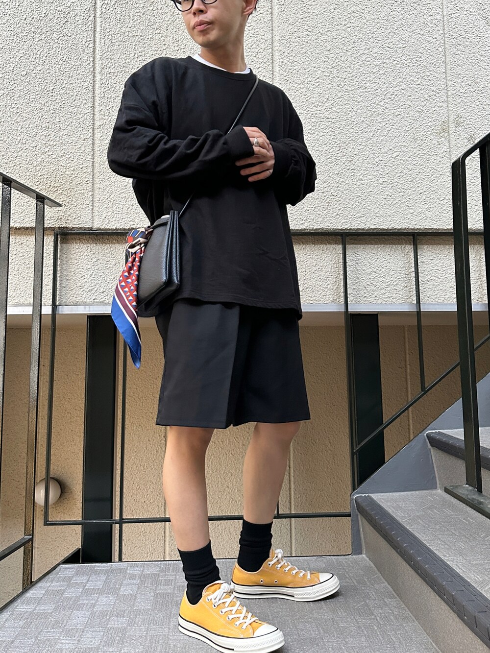 ブラック系のTシャツ/カットソー、ブラック系のその他パンツ、その他のスニーカーを着用したメンズの春コーディネートの2枚目の写真