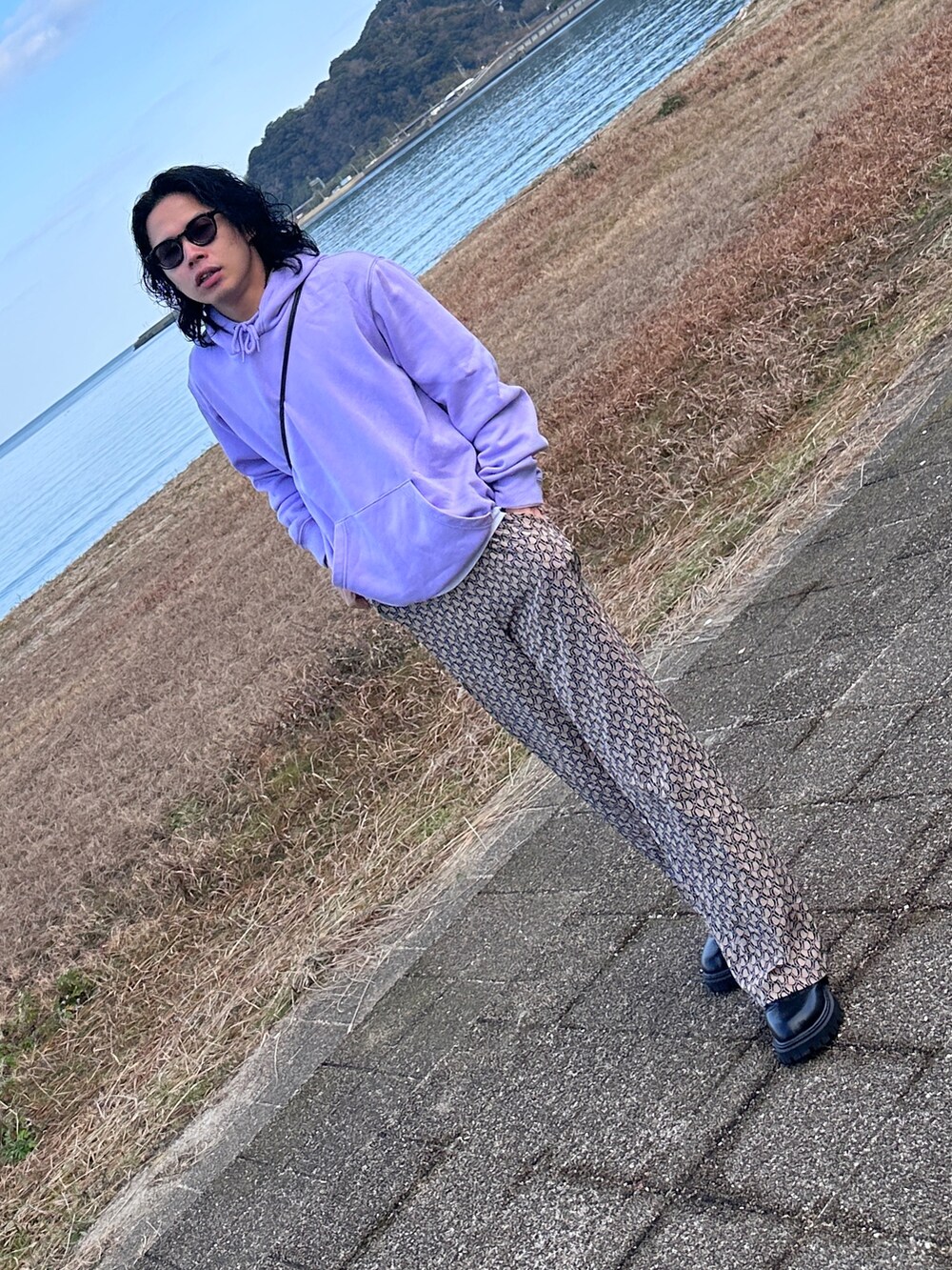 パープル系のパーカー、ベージュ系のその他パンツを着用したメンズの冬コーディネートの2枚目の写真