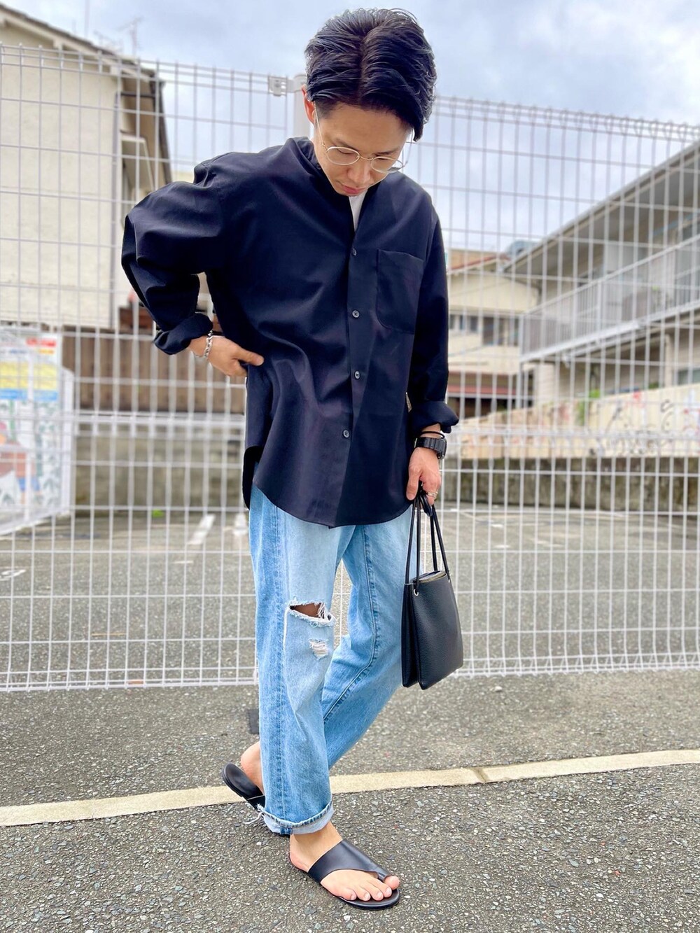 「ラフ、メンズコーデ、デニムコーデ、低身長コーデ、シンプル、リラックススタイル、サンダル、デニムっていいよね、シャツスタイル、モノトーン、ブラック、プチプラコーデ、プチプラ、おしゃれさんと繋がりたい、ユニクロ」｜「GUのアイテム（シャツ/ブラウス、ブラック系）」を使った、tashikunさん（メンズ・163cm）の夏コーディネートの3枚目の写真