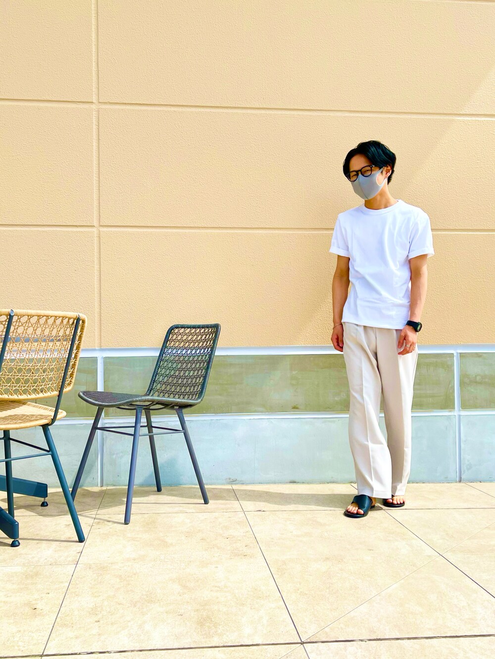 ホワイト系のTシャツ/カットソー、ホワイト系のその他パンツを着用したメンズの夏コーディネートの3枚目の写真