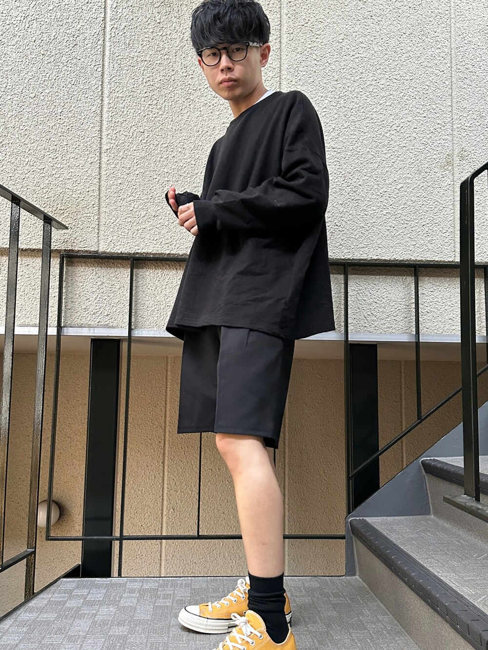ブラック系のTシャツ/カットソー、ブラック系のその他パンツ、その他のスニーカーを着用したメンズの春コーディネートの3枚目の写真