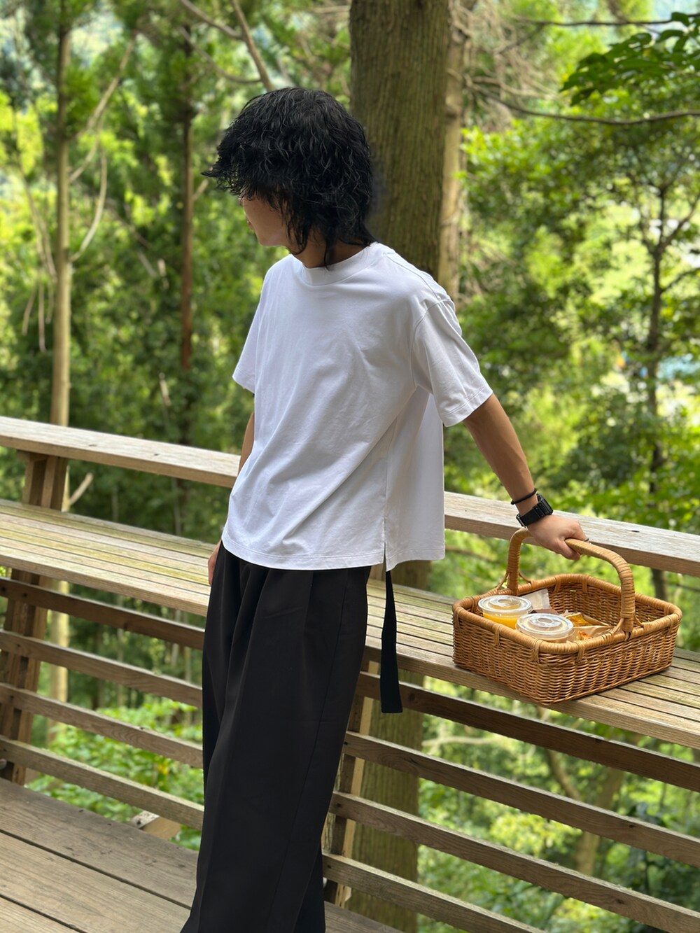 ブラック系のTシャツ/カットソー、ブラック系のスラックス、イエロー系のスニーカーを着用したメンズの秋コーディネートの2枚目の写真