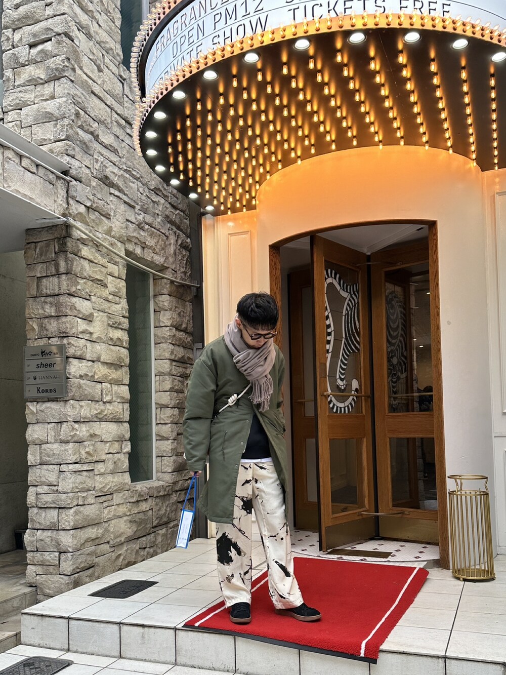 グリーン系のミリタリージャケット、ベージュ系のその他パンツ、ブラック系のスニーカーを着用したメンズの冬コーディネートの3枚目の写真