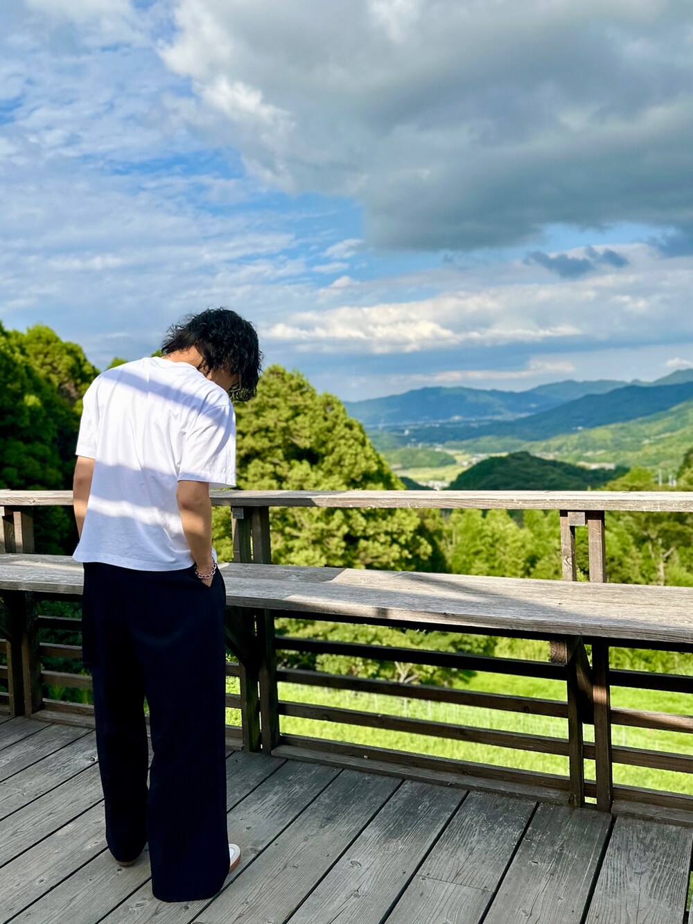 ブラック系のTシャツ/カットソー、ブラック系のスラックス、イエロー系のスニーカーを着用したメンズの秋コーディネートの4枚目の写真