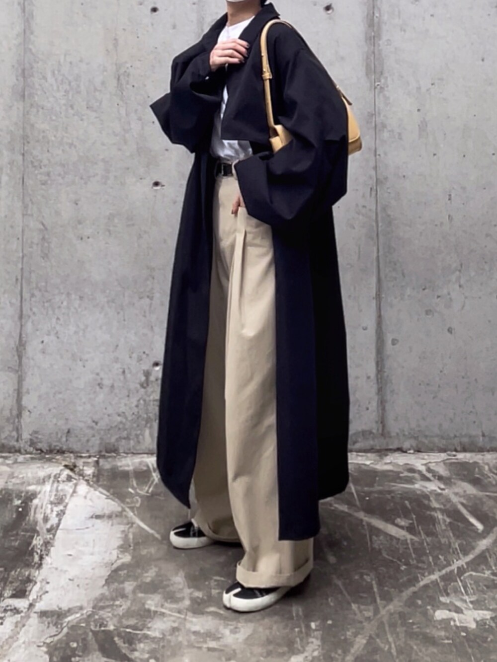 ホワイト系のTシャツ/カットソー、ホワイト系のパンツ、ブラック系のジャケット/アウターを着用したレディースの冬コーディネートの2枚目の写真