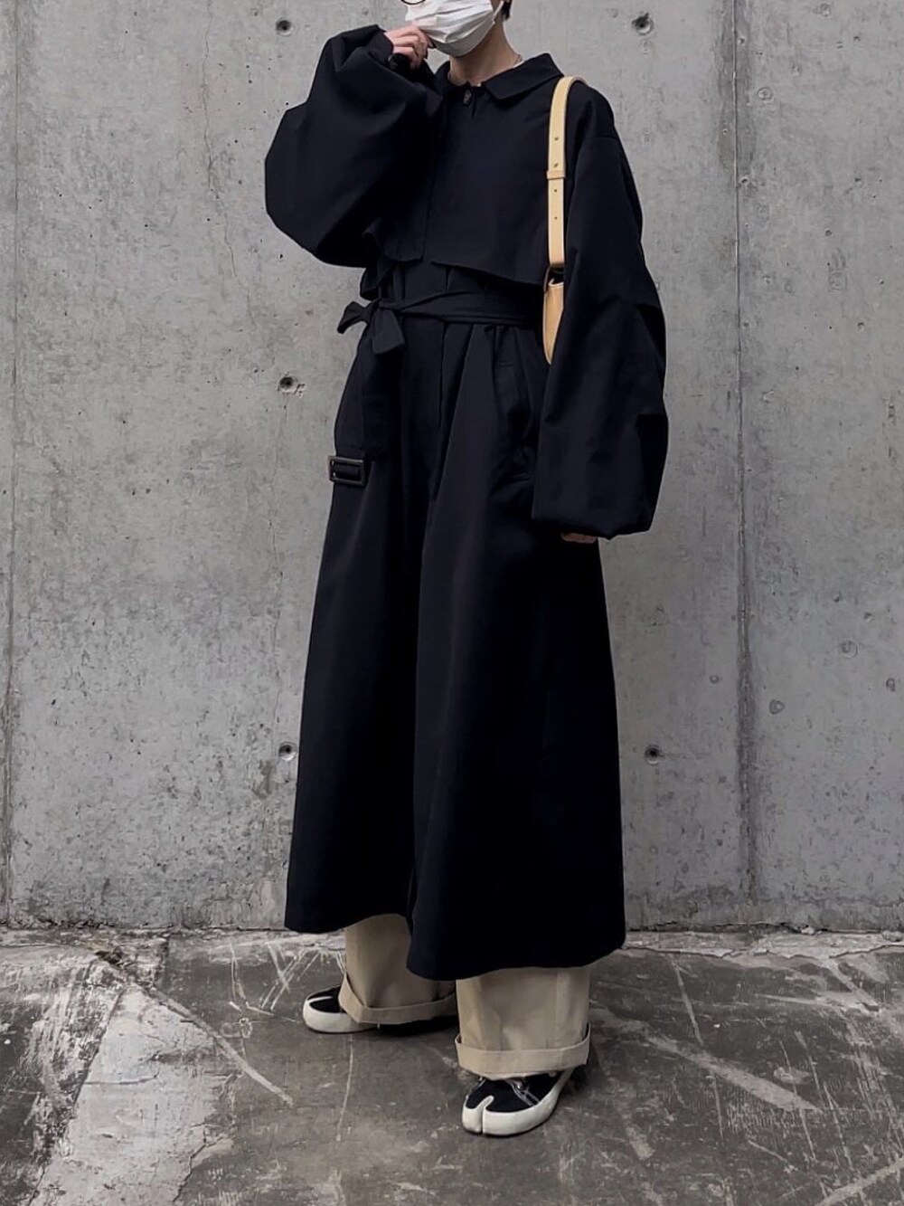 ホワイト系のTシャツ/カットソー、ホワイト系のパンツ、ブラック系のジャケット/アウターを着用したレディースの冬コーディネートの3枚目の写真