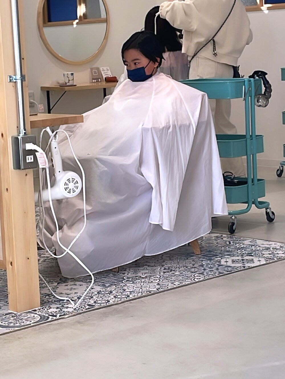 ホワイト系のスウェットを着用したキッズの冬コーディネートの4枚目の写真