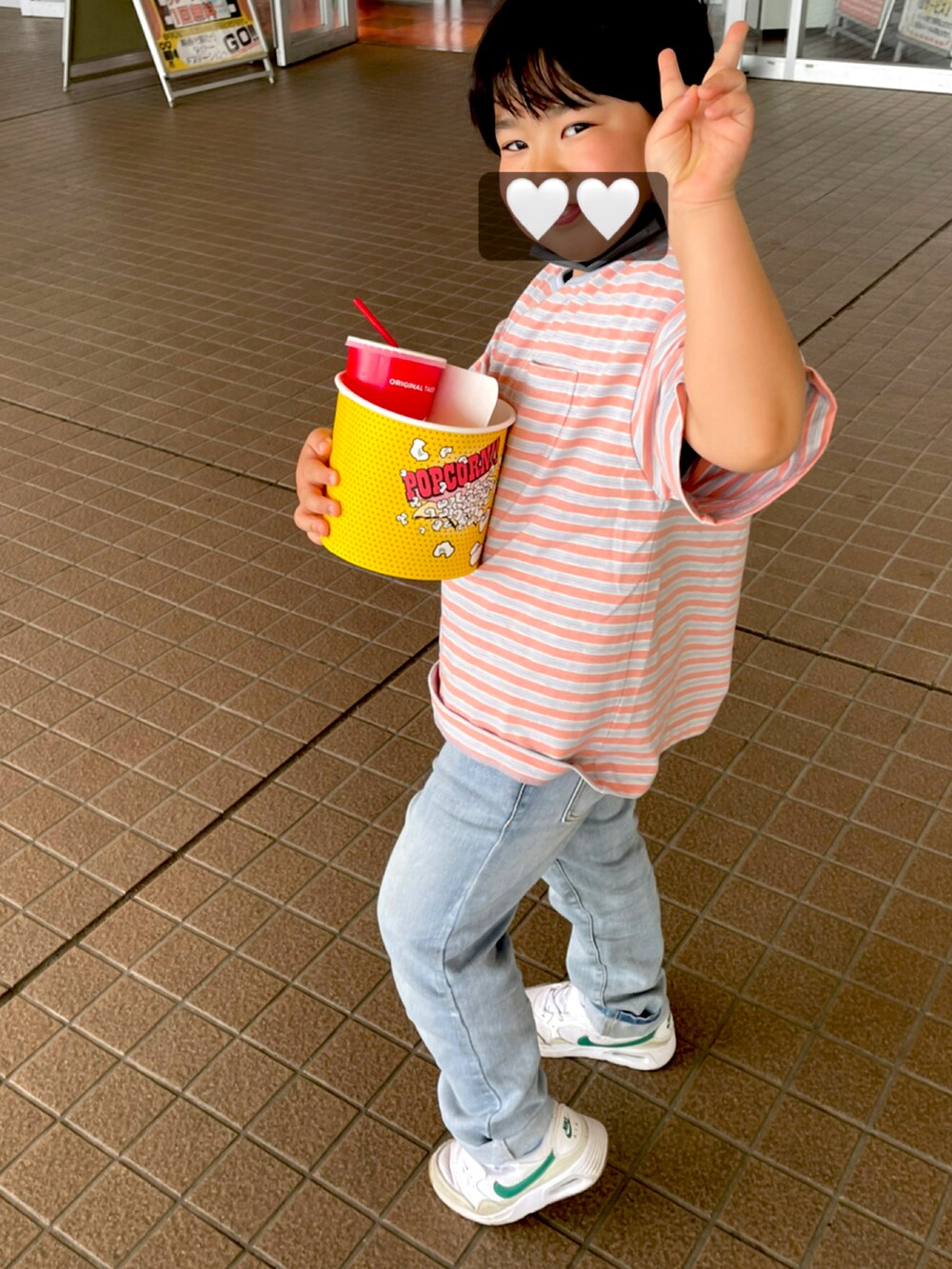 ブルー系のデニムパンツ、ピンク系のTシャツ/カットソー、ホワイト系のカーディガン/ボレロを着用したキッズの春コーディネートの3枚目の写真