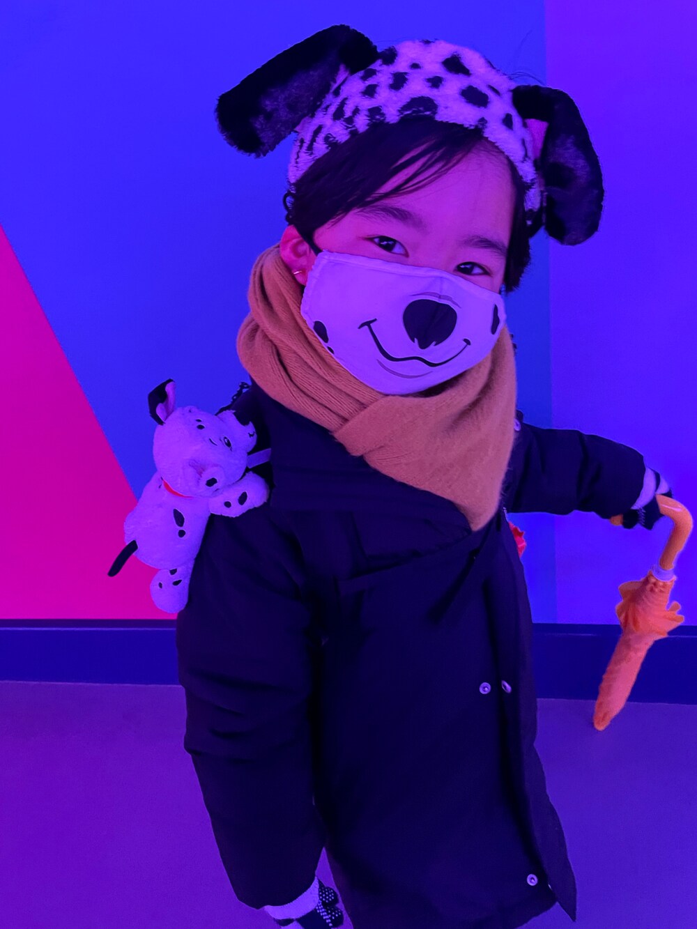 「ダウンジャケット、キッズコーデ、あったかコーデ、ダルメシアン、マフラーぐるぐる、ブラックコーデ、TDL、おとこのこ、6歳」｜「GLOBAL WORKのアイテム（ダウンジャケット/コート、ブラック系）」を使った、アサ（7）さん（キッズ・120cm）の冬コーディネートの3枚目の写真
