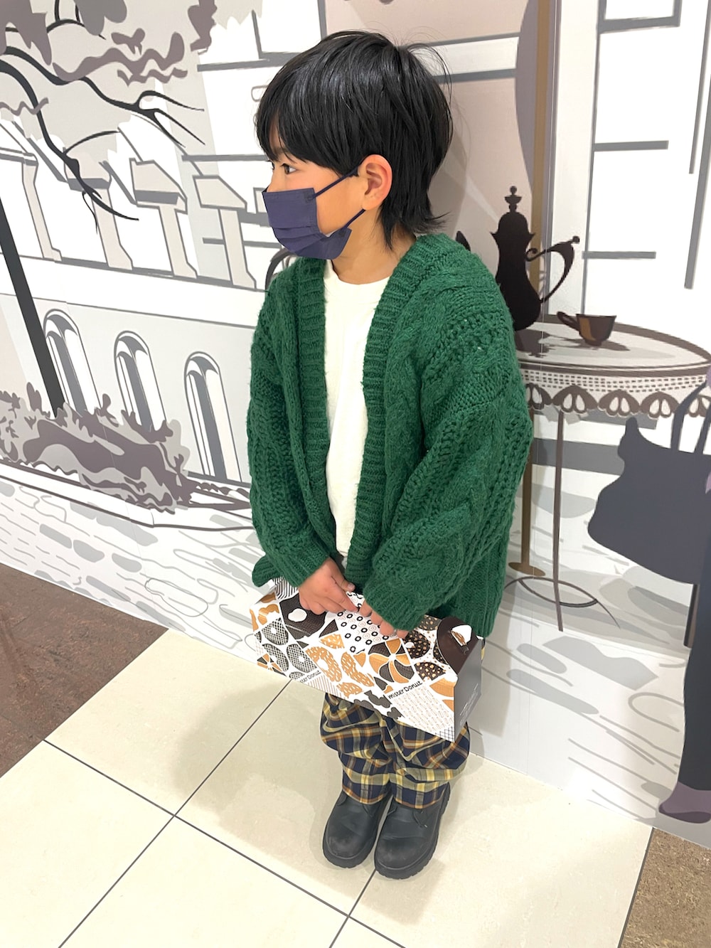 グリーン系のカーディガン/ボレロ、イエロー系のその他パンツを着用したキッズの冬コーディネートの2枚目の写真