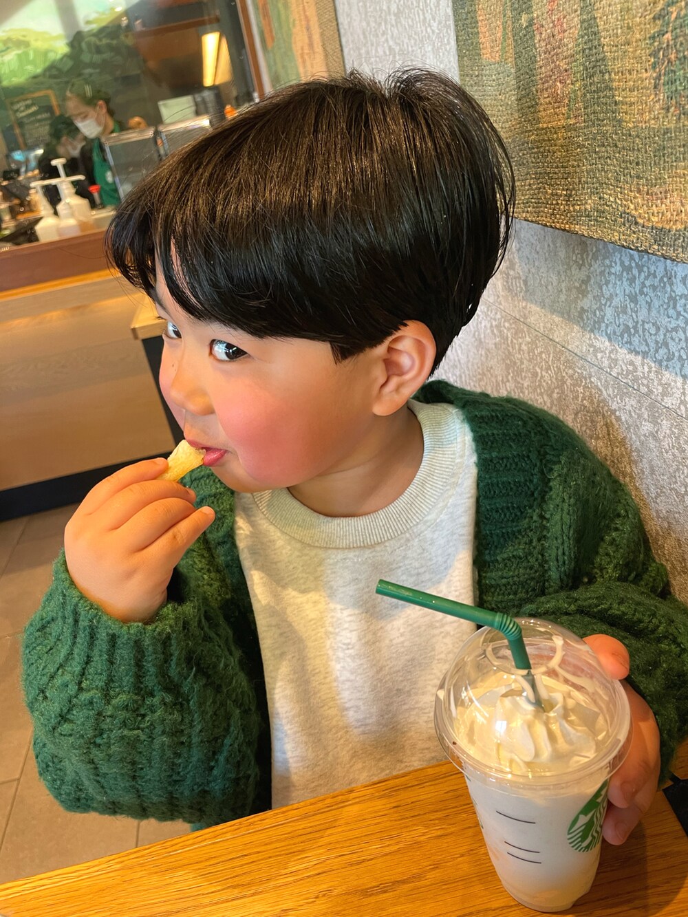 ホワイト系のスウェットを着用したキッズの冬コーディネートの3枚目の写真