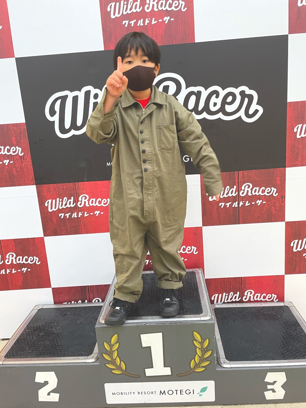 グリーン系のつなぎ/オールインワン、ブラック系のスニーカー、レッド系のTシャツ/カットソーを着用したキッズの秋コーディネートの5枚目の写真