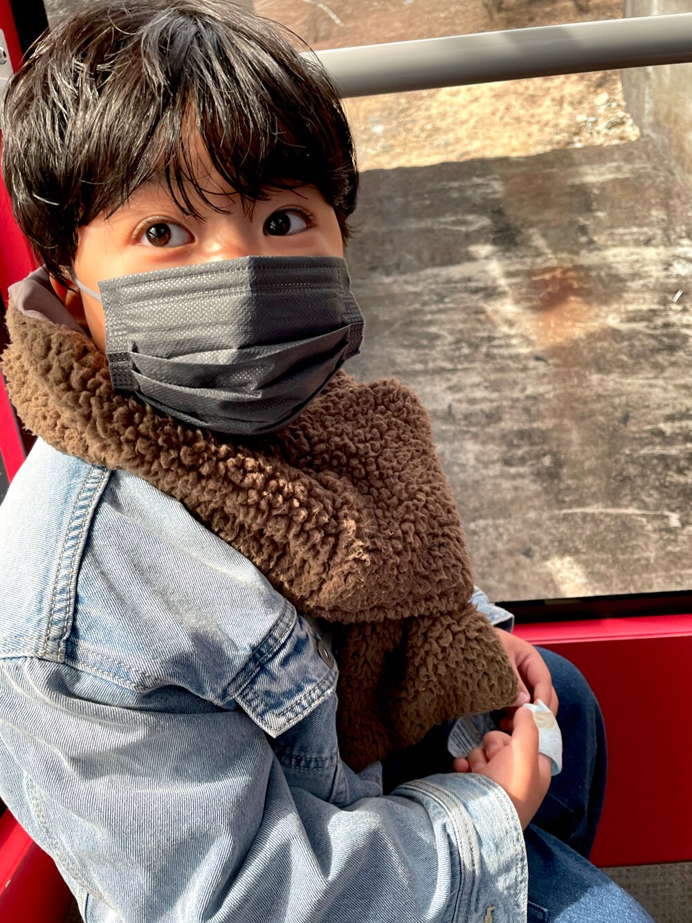 ブルー系のサロペット/オーバーオール、ホワイト系のスニーカー、ブルー系のデニムジャケットを着用したキッズの春コーディネートの5枚目の写真