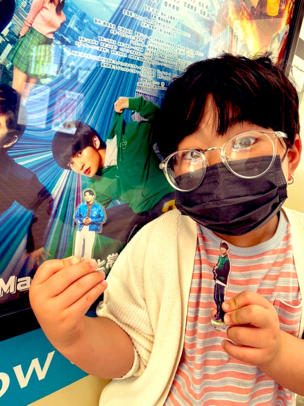 ブルー系のデニムパンツ、ピンク系のTシャツ/カットソー、ホワイト系のカーディガン/ボレロを着用したキッズの春コーディネートの2枚目の写真