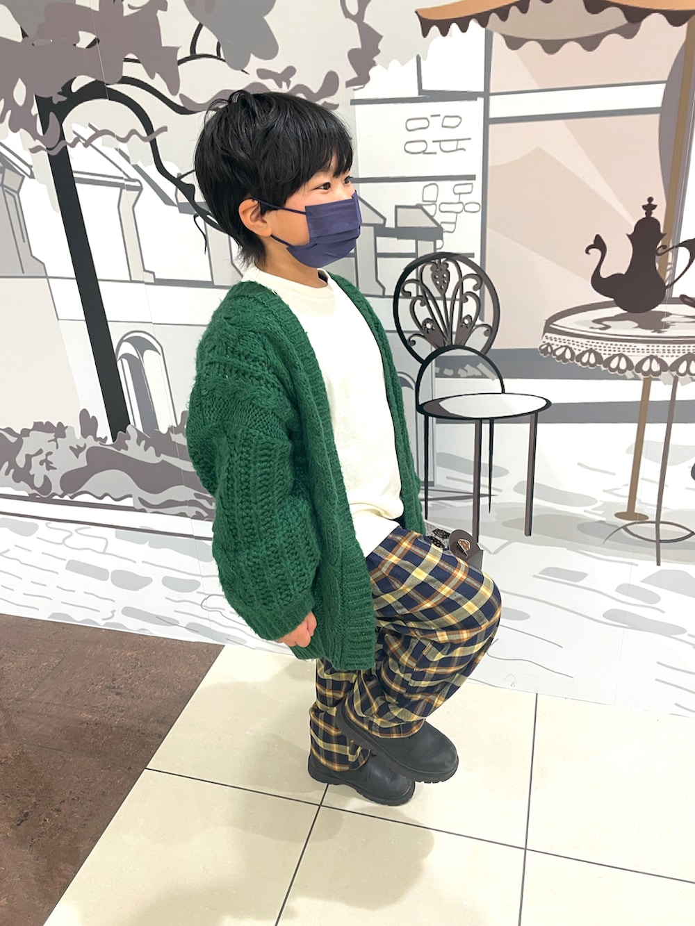 グリーン系のカーディガン/ボレロ、イエロー系のその他パンツを着用したキッズの冬コーディネートの3枚目の写真