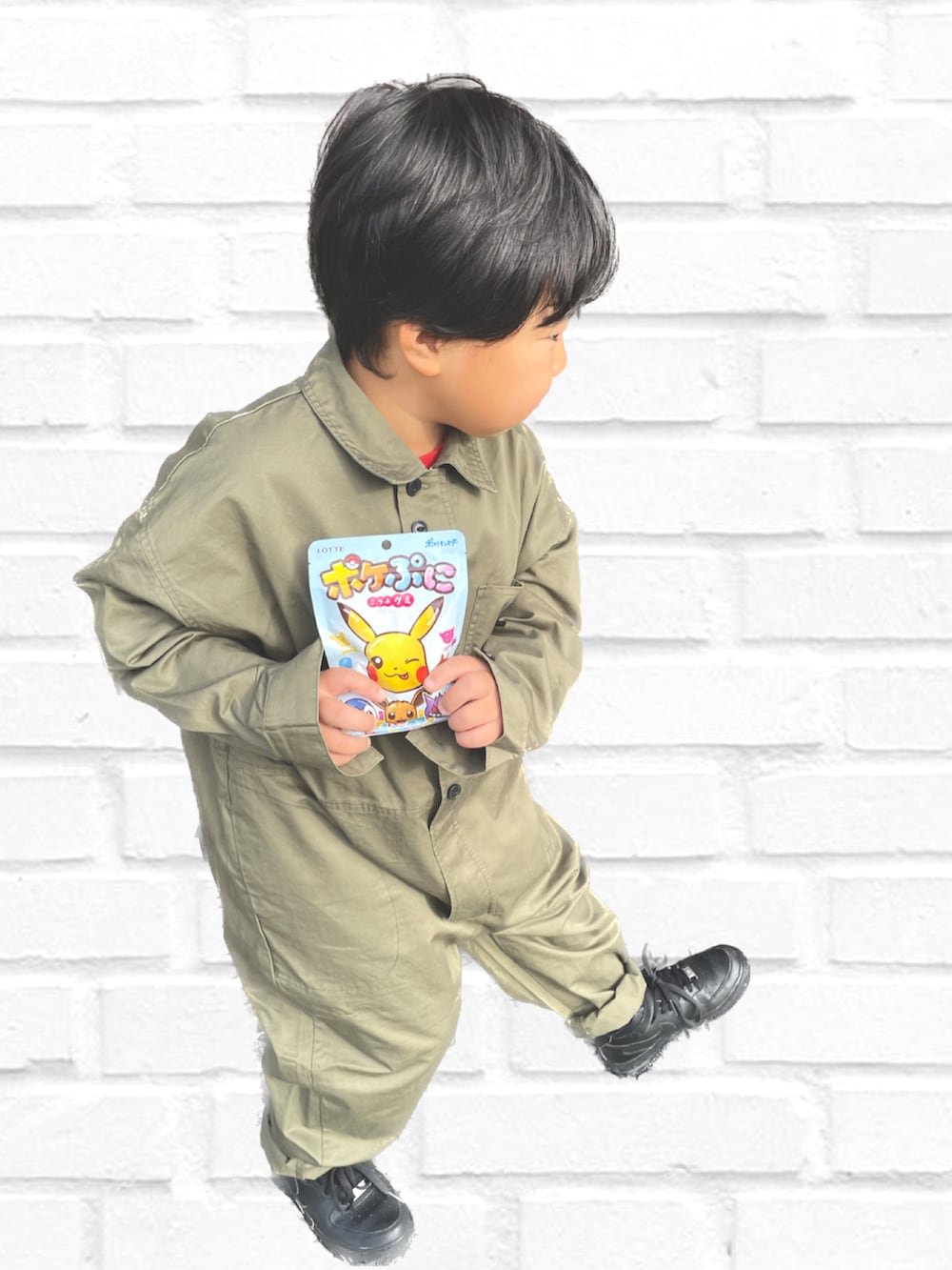 グリーン系のつなぎ/オールインワン、ブラック系のスニーカー、レッド系のTシャツ/カットソーを着用したキッズの秋コーディネートの2枚目の写真