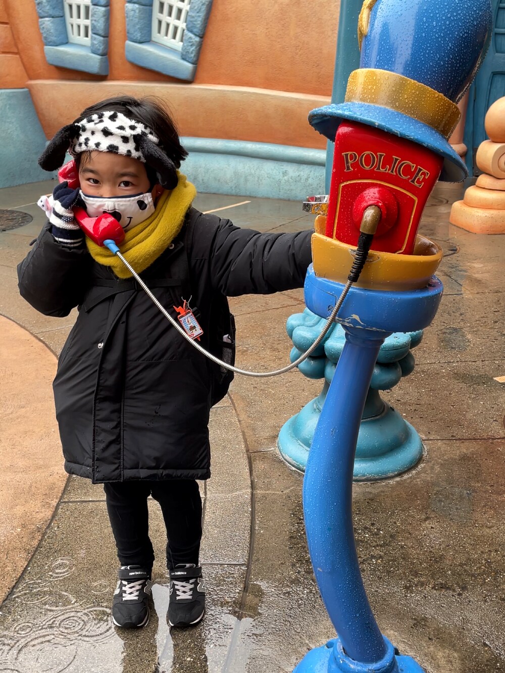 「ダウンジャケット、キッズコーデ、あったかコーデ、ダルメシアン、マフラーぐるぐる、ブラックコーデ、TDL、おとこのこ、6歳」｜「GLOBAL WORKのアイテム（ダウンジャケット/コート、ブラック系）」を使った、アサ（7）さん（キッズ・120cm）の冬コーディネートの4枚目の写真
