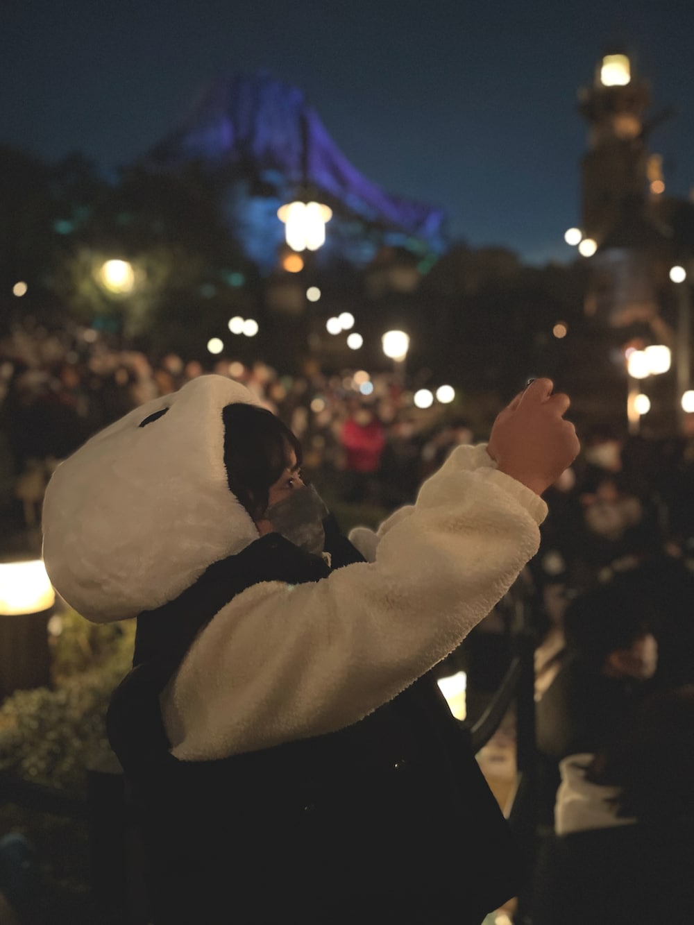 ホワイト系のトップス、ホワイト系のその他パンツ、ホワイト系のスニーカーを着用したキッズの冬コーディネートの4枚目の写真