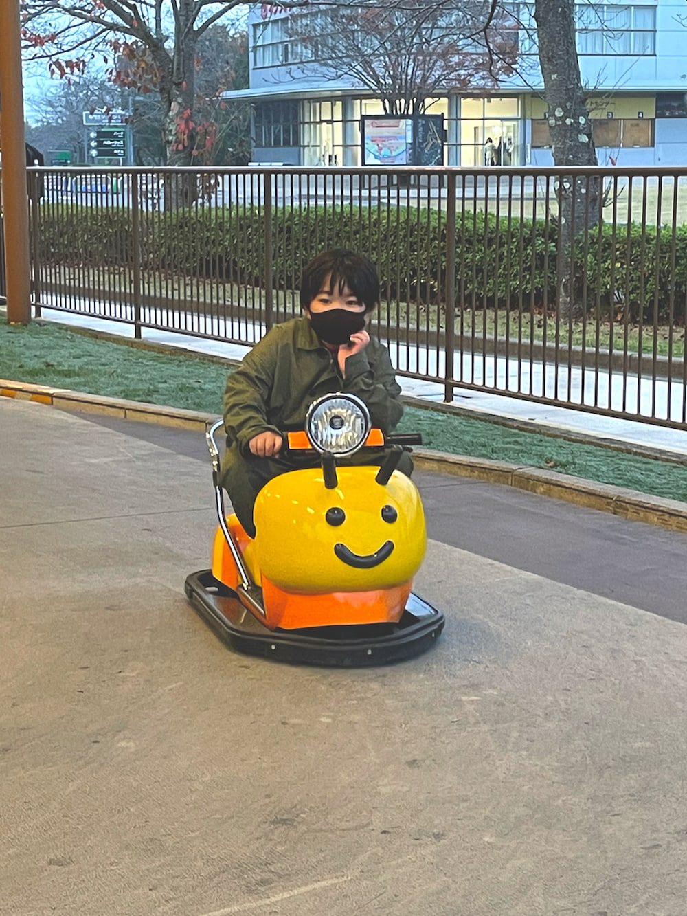 グリーン系のつなぎ/オールインワン、ブラック系のスニーカー、レッド系のTシャツ/カットソーを着用したキッズの秋コーディネートの4枚目の写真