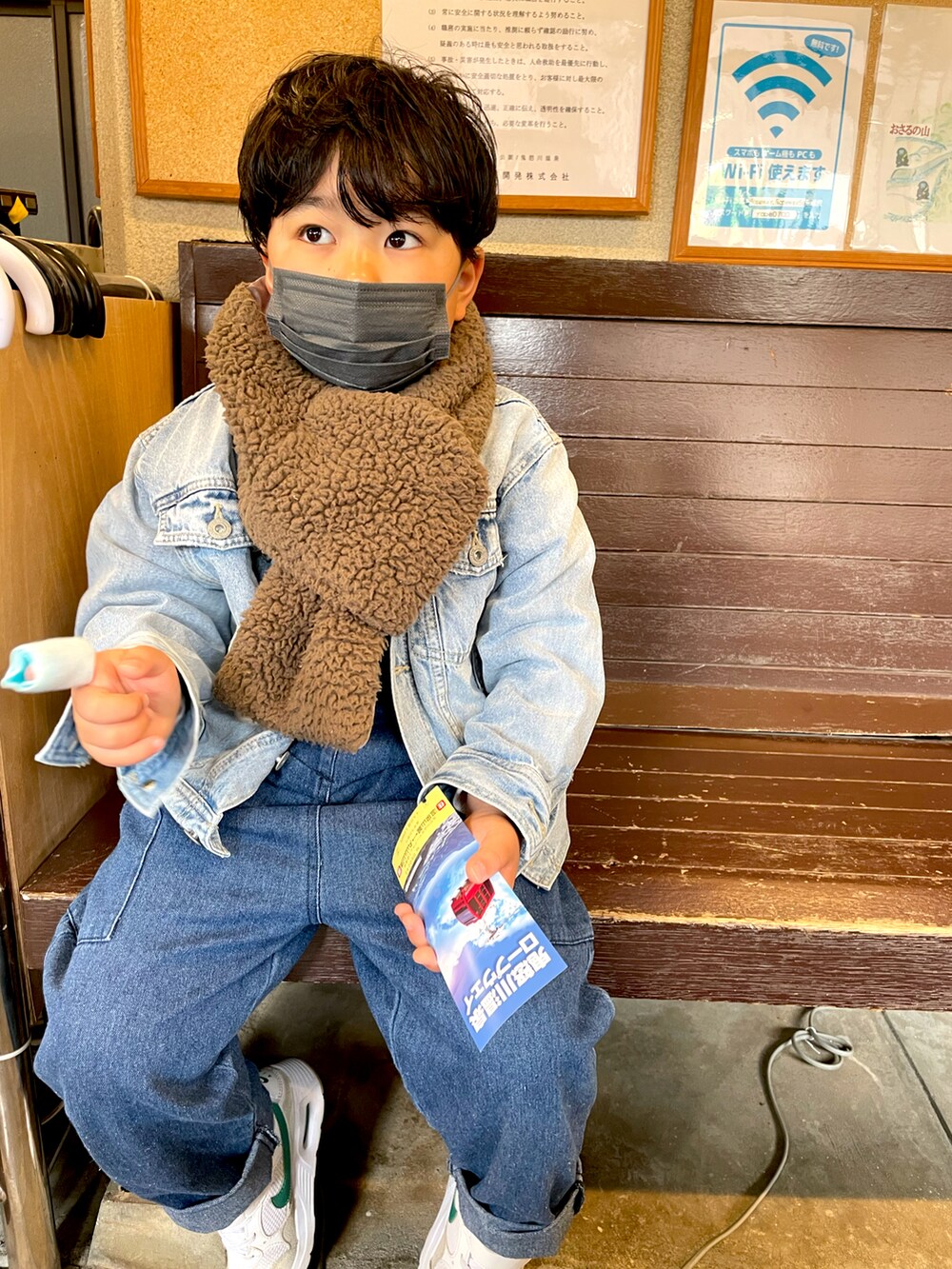 ブルー系のサロペット/オーバーオール、ホワイト系のスニーカー、ブルー系のデニムジャケットを着用したキッズの春コーディネートの4枚目の写真