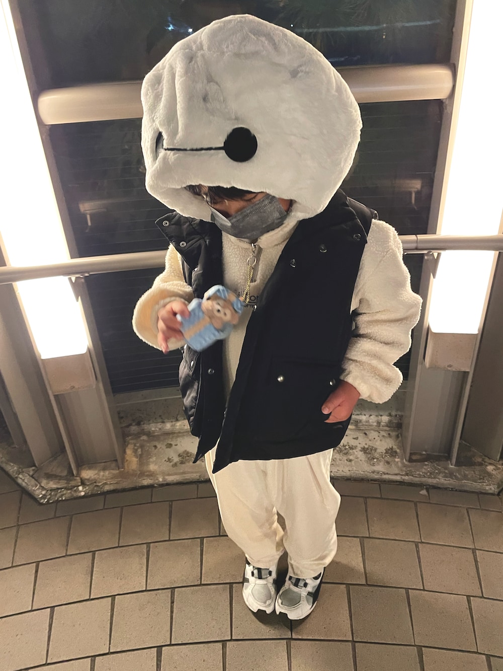 ホワイト系のトップス、ホワイト系のその他パンツ、ホワイト系のスニーカーを着用したキッズの冬コーディネートの2枚目の写真